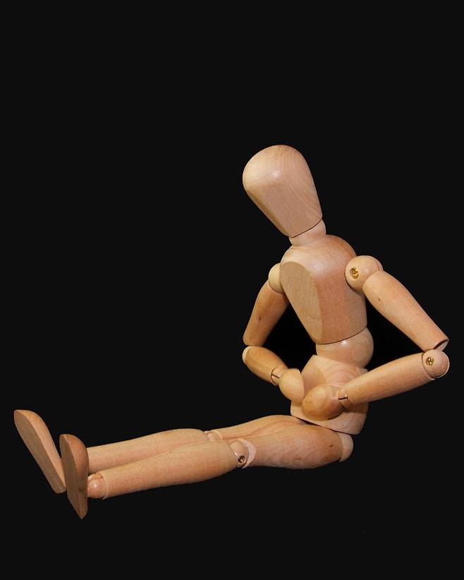 배를 잡고 있는 사람모형
