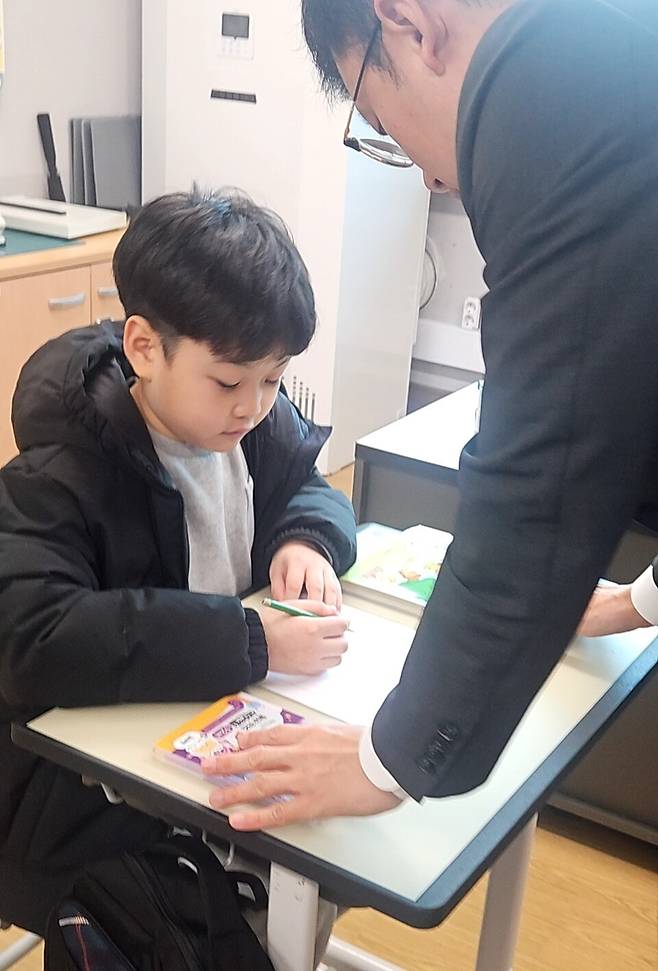 ▲&nbsp;입학식을 마치고 수업에 들어간 김하빈 학생.