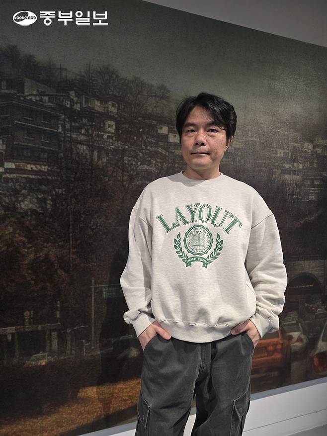 이만나 작가가 중부일보와의 인터뷰에서 자신의 작품 앞에서 포즈를 취하고 있다. 이준도기자