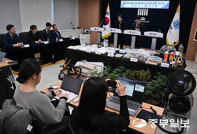 4일 오전 수원시 영통구 수원지방검찰청에서 마약범죄 정부합동수사본부(본부장 김봉현)가 출범 100일 성과 공개 브리핑을 하고 있다. 김경민기자