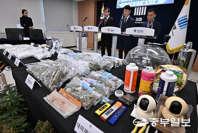 4일 오전 수원시 영통구 수원지방검찰청에서 마약범죄 정부합동수사본부(본부장 김봉현)가 출범 100일 성과 공개 브리핑을 하고 있다. 김경민기자