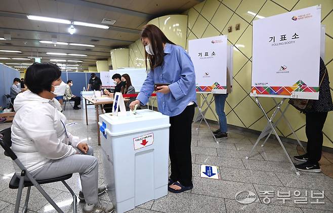 인천의 한 투표소에서 유권자들이 투표하고 있다. 정선식기자