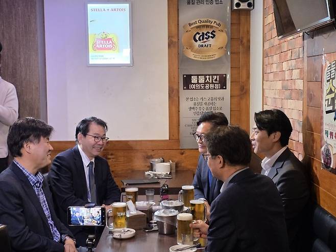 한준호 더불어민주당 의원과 염태영 의원, 송영길 전 대표, 김용 전 민주연구원 부원장 등이 4일 한준호 의원의 의정 보고회를 마치고 여의도 인근 치킨집에서 회동을 갖고 만찬을 즐기고 있다. 사진=한준호 의원실