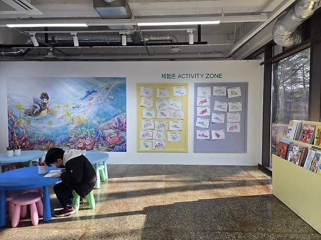전시 '그림책이 참 좋아' 체험 존에서 어린이 관람객이 밑그림 도안 색칠하기를 체험하고 있다. 정경아 기자