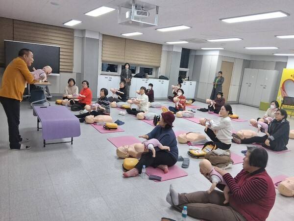 지난해 보건소에서 사회복지사 응급처치교육 중인 권 단장.