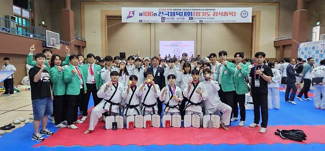 대전시합기도협회 소속 선수단과 임직원들이 2025년 10월 19일 전국체전 합기도 종목 시상식이 끝난 뒤 기념 촬영을 하고 있다.(사진=대전시합기도협회 제공)