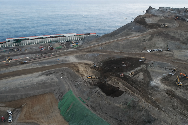 공항 부지 확보를 위해 가두봉을 절취하고 있는 모습. 이곳에서 나온 암석과 토사는 바로 옆 해상 매립 현장으로 옮겨지고 있다. /황진영 기자