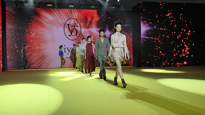 ▲ 대구국제섬유박람회에서 4일 개막을 축하하는 패션쇼가 진행 중이다. 김산호 기자