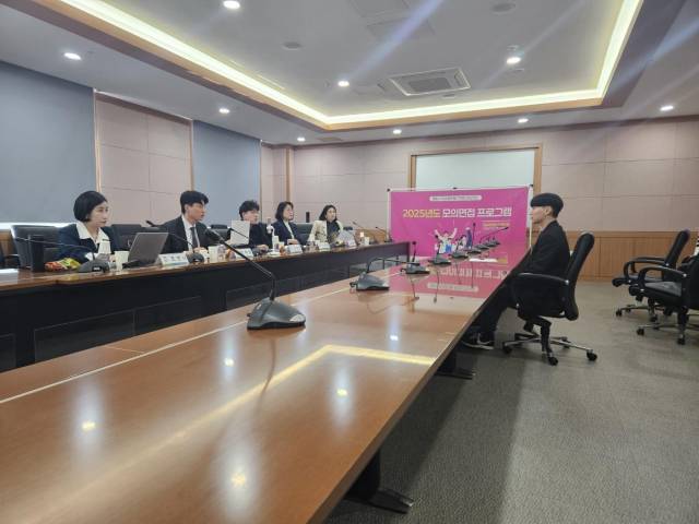 지난해 경남창원산학융합원이 취업준비생들을 대상으로 진행한 실전 대비 모의면접 프로그램./산학융합원/