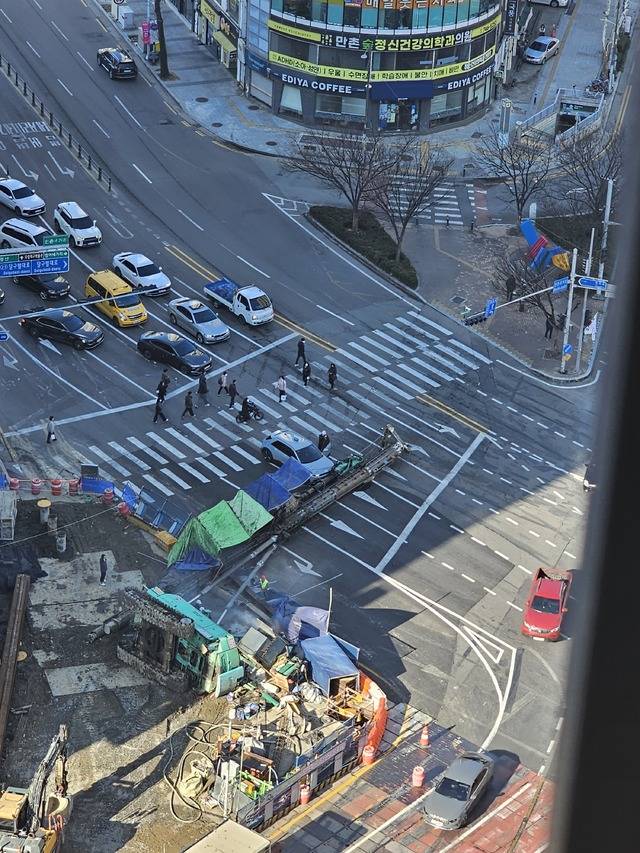 4일 오전 대구 수성구 만촌네거리 도시철도 2호선 만촌역 지하통로 공사 현장에서 21m 높이의 천공기가 왕복 8차선 도로에 넘어졌다. 독자 제공