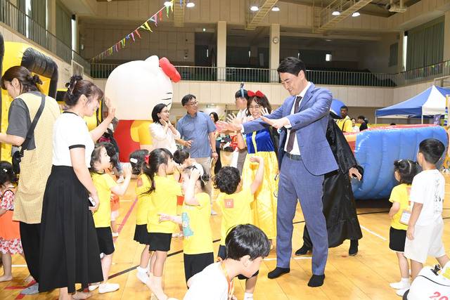 지난해 열린 '2025 달성군 어린이집 영어 썸머페스티벌'에서 최재훈 달성군수가 어린이들과 하이파이브를 하는 모습. 달성군 제공