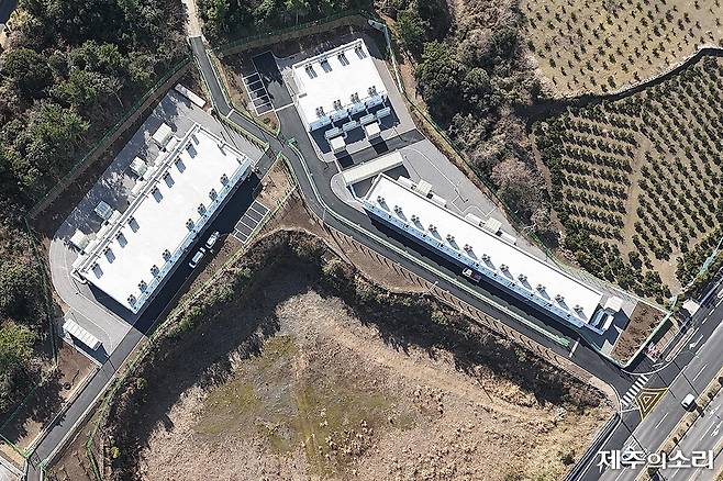 제주시 조천읍 북촌리에 조성된 제주 최초의 장주기 배터리 기반 에너지저장장치(BESS) 사업 현장. 35WM급 규모로 2025년 5월 착공해 올해 1월부터 상업 운전에 들어갔다. [사진제공-한국동서발전]