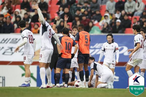 지난 1일 오후 제주월드컵경기장에서 열린 제주SK와 광주FC의 경기에서 고형진 주심이 이탈로에게 레드카드를 꺼내보이고 있다 (사진=한국프로축구연맹)