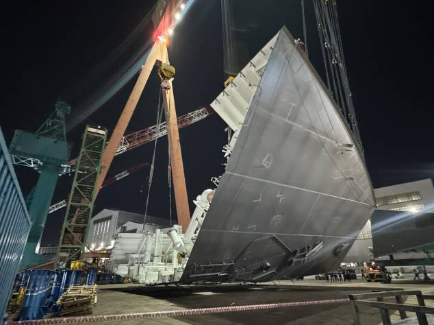 지난달 6일 저녁 HD현대중공업 현장에서 건조중인 선박이 반으로 접혀버리는 사고가 발생했다. / 사진=제보