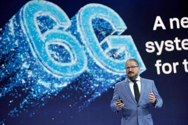 크리스티아노 아몬 퀄컴 최고경영자(CEO)가 3일(현지시간) 스페인 바르셀로나에서 열린 MWC 2026 메인 무대에서 발표를 하고 있다. [사진=AFP]