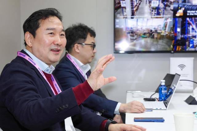 3일(현지시간) 스페인 바르셀로나에서 열린 '모바일 월드 콩그레스(MWC) 2026' 현장에서 네트워크 전문 기업 ‘이루온’의 이영성 대표가 국방 5G 인프라 구축과 KT 코어망 시스템 개발 등 다수의 협력 성과를 소개하고 있다. [사진=KT]