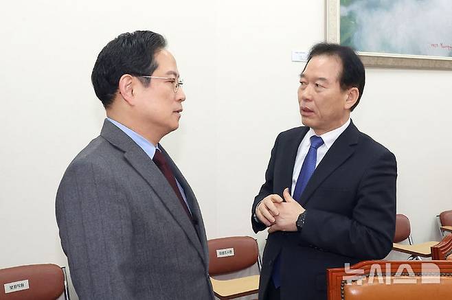 24일 국회 대미투자특별법 처리를 위한 특별위원회 전체회의에서 박수영 국민의힘 간사(왼쪽)와 정태호 더불어민주당 간사가 대화를 나누고 있다. / 제공=뉴시스