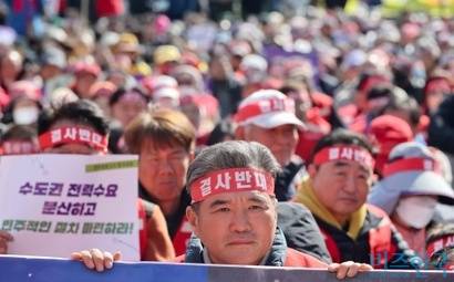 4일 오후 서울 종로구 동화면세점 앞에서 전국의 110개 시민·종교 단체, 진보 정당들이 공동으로 ‘용인 산단·송전선로 전면 재검토와 사회적 대화기구 구성 촉구를 위한 전국행동 3.4 궐기 대회‘를 열고 있다. 사진=박정훈 기자
