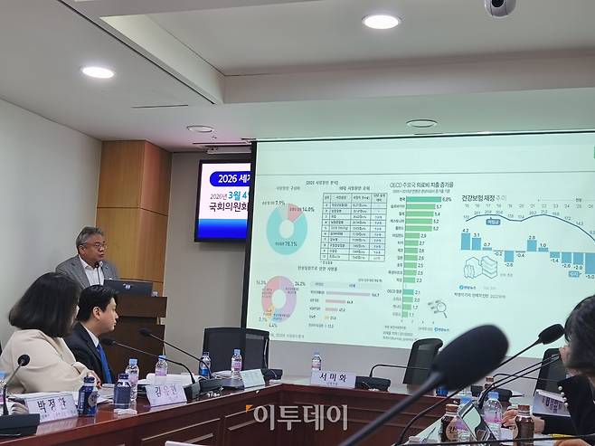 박정환 대한비만학회 대외협력정책이사가 4일 국회 여정환 대한비만학회 대외협력정책이사가 4일 국회의원회관에서 열린 토론회에서 발표하고 있다.(노상우 기자 nswreal@)