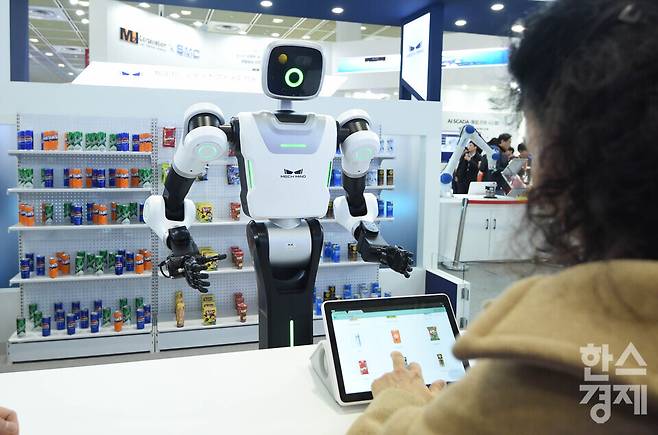 2026 스마트공장·자동화산업전((AW 2026)이 4일 서울 강남구 코엑스 전관에서 열린 가운데 방문객이 MECH MIND 로보틱스 부스서 체화 지능 로봇에게 주문을 하고 있다. 이번 행사는 아시아 최대 제조 AX(AI 전환) 전시회로 오는 6일까지 열린다./ 이호형 기자 leemario@sporbiz.co.kr 2026.03.04