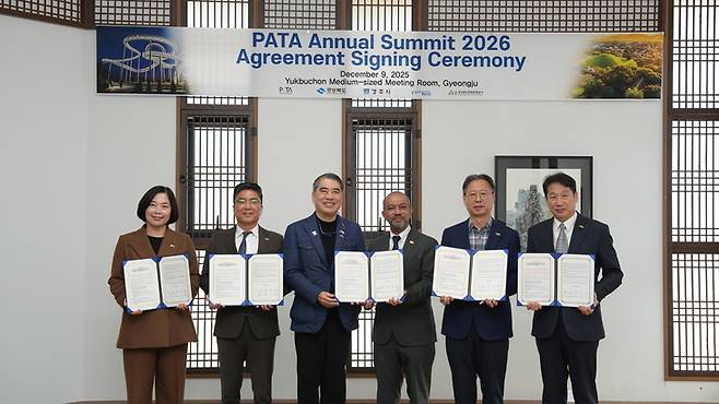 ▲관계자들이 협약서에 서명한 뒤 기념촬영을 하고 있다.     제공=경북문화관광공사