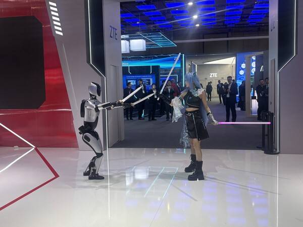 3일(현지시각) 스페인 바르셀로나에서 열린 모바일 월드 콩그레스(MWC) 2026 내 중국 통신장비 기업 ZTE 부스에서 캐릭터 분장한 모델과 로봇이 가상의 칼 싸움을 벌이고 있다. / 김광연 기자
