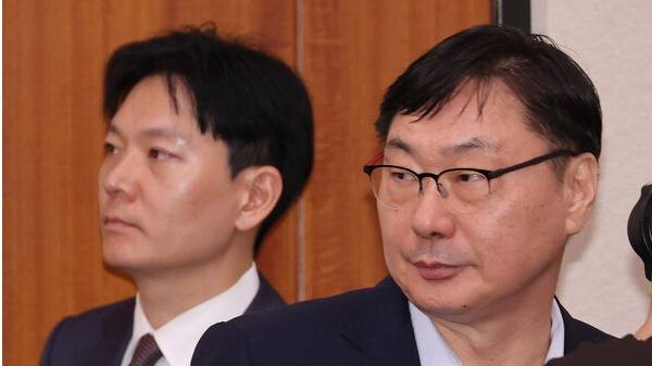 이화영&nbsp;전 경기도 평화부지사가 14일 서울 여의도 국회에서 열린 법무부 등에 대한 법제사법위원회 국정감사에서 의원 질의에 답한 뒤 자리로 향하고 있다. 왼쪽은&nbsp;이화영&nbsp;전 경기도 평화부지사의 대북 송금 사건을 수사했던 박상용 법무연수원 교수. 2025.10.14. 연합뉴스