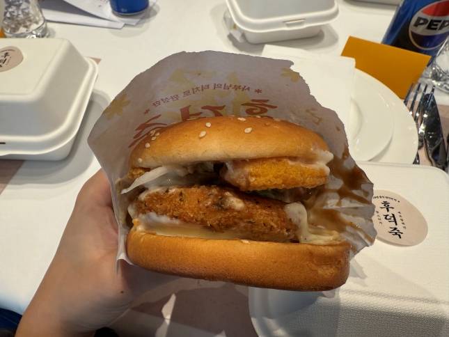 맘스터치 '후덕죽 통새우버거'./사진=윤서영 기자 sy@