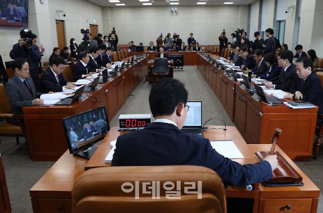 [이데일리 노진환 기자] 김상훈 대미투자특별법특별위원회 위원장이 24일 오전 서울 여의도 국회에서 열린 대미투자특별법 처리를 위한 특별위원회 제2차 전체회의를 주재하며 의사봉을 두드리고 있다.