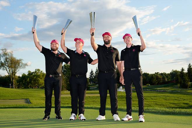 왼쪽에서 두 번째 케일럽 서랫.(사진=AFPBBNews)