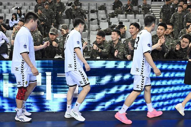 육군 장병들이 상무 선수들과 하이파이브를 나누고 있다. 사진=KOHA