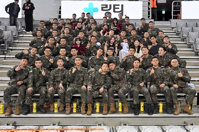 H리그를 관람하는 육군 장병들이 함께 기념촬영을 하고 있다. 사진=KOHA