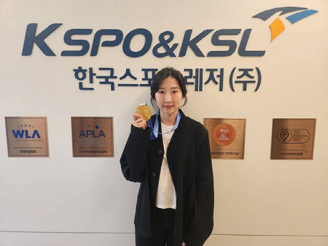 동계올림픽 금메달과 함께 한국스포츠레저㈜ 본사를 방문한 이소연 선수