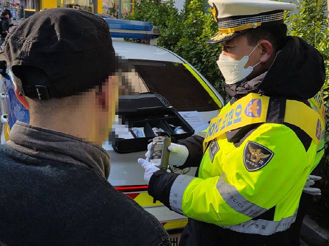 4일 오전 수서경찰서 소속 교통경찰관이 서울 강남구 일원동 영희초등학교 앞에서 음주운전 단속에 적발된 A(49)씨에게 음주측정 결과를 통지하고 있다. A씨의 혈중 알코올 농도 수치는 0.084%로 면허 취소에 해당한다.(사진=김현재 기자)