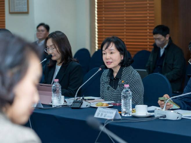 송경희 개인정보보호위원회 위원장이 3월 4일 오후 서울 중구 소재 한국프레스센터에서 개최된 '생성형AI분야 개인정보 처리방침 개선을 위한 현장간담회'에서 인사말을 하고 있다. (사진=개인정보보호위원회)