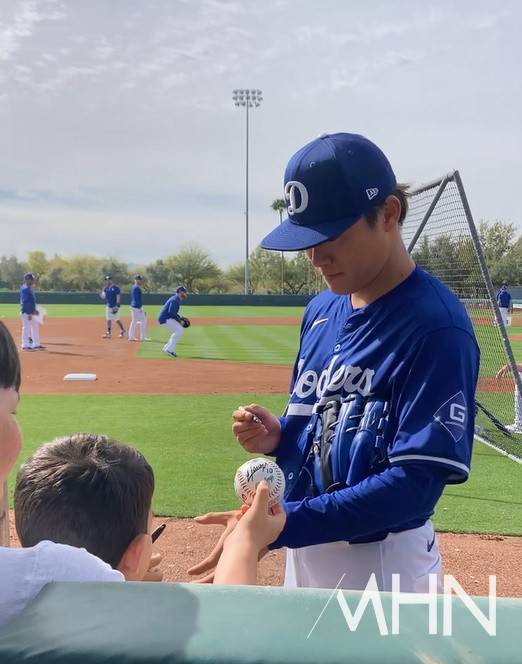 (야마모토가 어린이 팬들에게 사인을 해주고 있다)