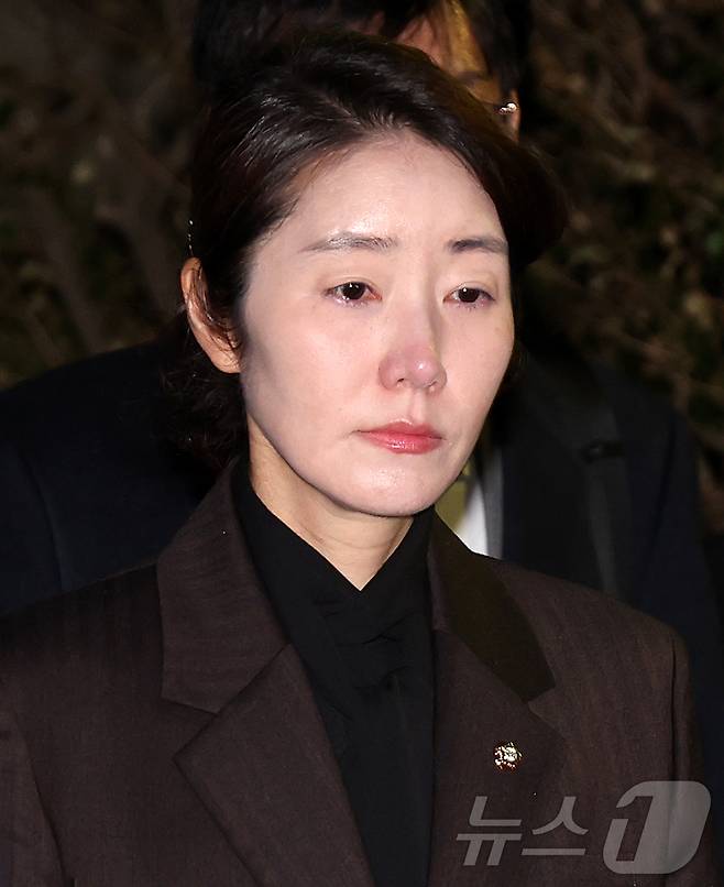'1억 공천헌금' 의혹을 받는 강선우 무소속 의원이 3일 오후 서울 서초구 중앙지법에서 열린 구속 전 피의자 심문을 마친 뒤 눈물을 글썽이며 법정을 나서고 있다. 4일 자정무렵 강 의원에 대한 구속영장이 발부돼 강 의원은 서울구치소에 수감됐다. 2026.3.3 ⓒ 뉴스1 김진환 기자