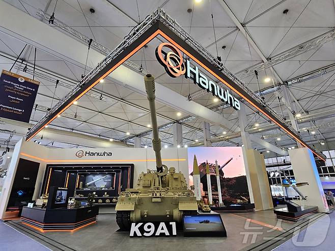 사진은 한화 방산 3사의 WDS 2026 통합 전시부스에서 AI 기술 기반 미래형 통합 무기체계를 선보이는 모습. (한화 제공. 재판매 및 DB 금지)