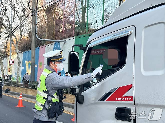 4일 오전 8시 서울 양천구 신월동 양강초등학교 앞에서 스쿨존 등굣길 음주운전 단속이 진행됐다.  ⓒ 뉴스1 강서연 기자
