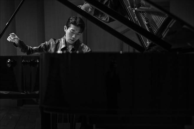 피아노 연주 중인 래퍼 창모(세종문화회관 제공)