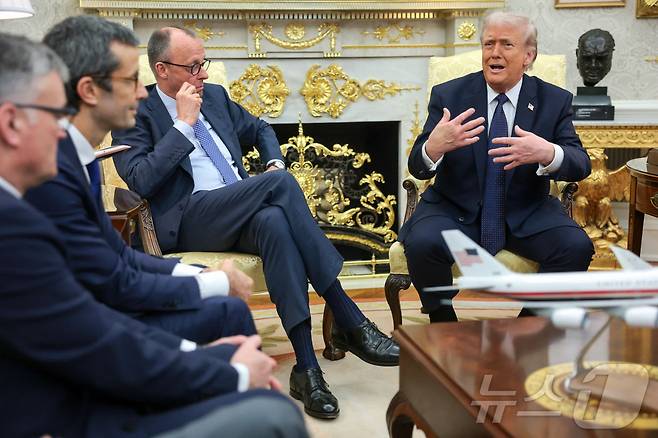 도널드 트럼프 미국 대통령이 3일(현지시간) 백악관 집무실에서 프리드리히 메르츠 독일 총리와 회담하며 발언하고 있다. 2026.03.03 ⓒ 로이터=뉴스1