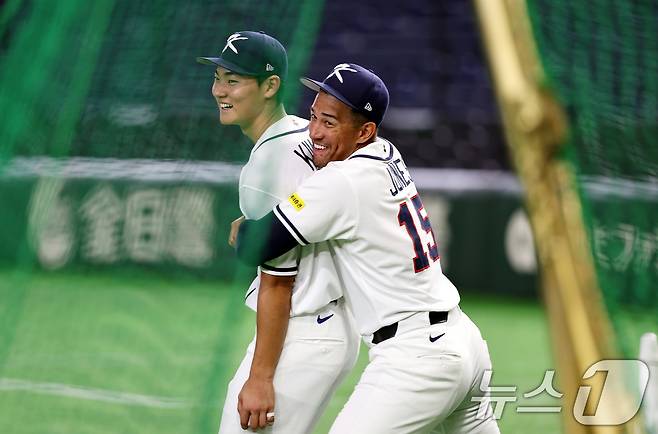 2026 월드베이스볼클래식(WBC) 대한민국 국가대표팀 김주원, 저마이 존스가 4일 일본 도쿄돔에서 훈련을 마친 뒤 장난치고 있다. 2026.3.4 ⓒ 뉴스1 구윤성 기자