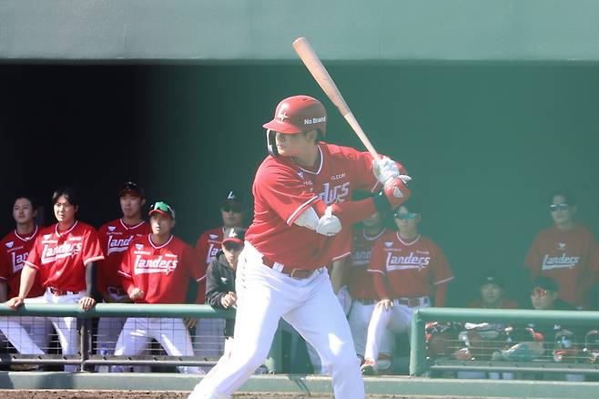 SSG 김재환이 28일 일본 미야자키 오쿠라마하마소호 구장에서 열린 라쿠텐 2군과 평가전에서 타격하고 있다. 사진 | SSG 랜더스