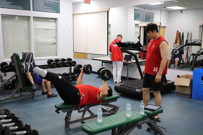 SSG 고명준과 김재환이 미국 플로리다 스프링캠프에서 새벽 동반 훈련을 소화하고 있다. 사진 | SSG 랜더스