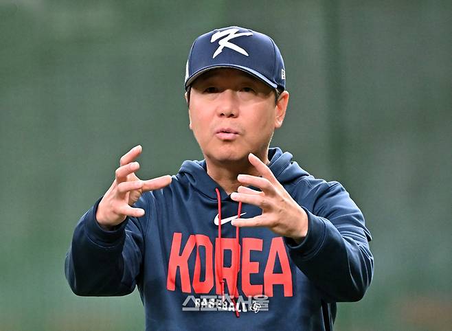 WBC 대한민국 야구대표팀의 류지현 감독이 3일 일본 오사카 교세라돔에서 열리는 오릭스 버팔로스와 연습경기에 앞서 코칭스태프와 이야기를 나누고 있다. 오사카 | 박진업 기자 upandup@sportsseoul.com