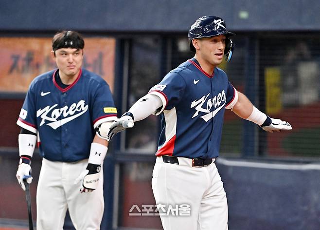 WBC 대한민국 야구대표팀의 셰이 위트컴이 3일 일본 오사카 교세라돔에서 열리는 오릭스 버팔로스와의 연습경기 5회초 솔로 홈런을 친 뒤 세리머니를 하고 있다. 오사카(일본) | 박진업 기자 upandup@sportsseoul.com