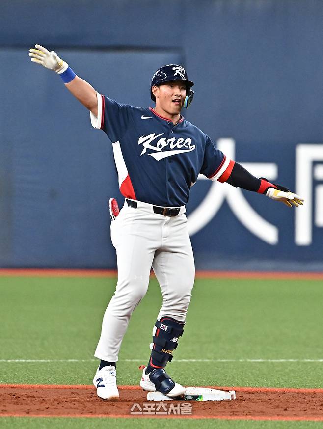 WBC 대한민국 야구대표팀의 안현민이 3일 일본 오사카 교세라돔에서 열리는 오릭스 버팔로스와의 연습경기 2회초 2사 1-2루 상황에서 1타점 2루타를 치고 세리머니를 하고 있다. 오사카 | 박진업 기자 upandup@sportsseoul.com