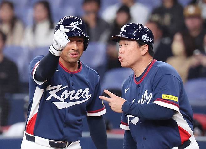 3일 일본 오사카 교세라돔에서 열린 월드베이스볼클래식(WBC) 평가전 한국 대표팀과 일본 프로야구 오릭스 버팔로스와의 경기. 4회초 1사 한국 저마이 존스가 1루타를 친 뒤 세레머니하고 있다. 사진 | 오사카=연합뉴스