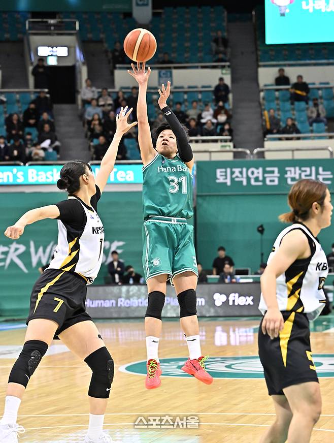 하나은행 진안(가운데)이 9일 부천체육관에서 열린 2025-2026 여자프로농구 KB스타즈와 경기에서 KB스타즈 박지수의 수비를 피해 슛을 하고 있다. 부천 | 박진업 기자 upandup@sportsseoul.com