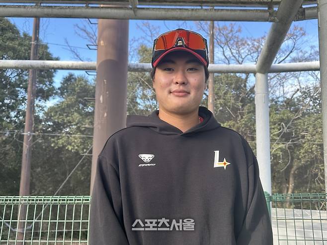 SSG 고명준이 3일 일본 미야자키 아야니시키바루 구장에서 열린 롯데와 평가전에서 승리 후 취재진의 인터뷰에 응하고 있다. 미야자키 | 이소영 기자 sshong@sportsseoul.com